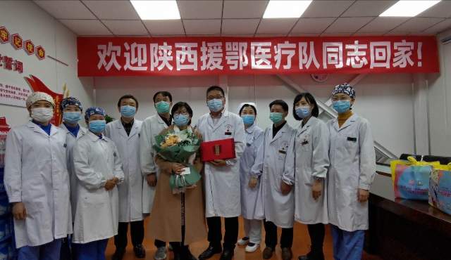 日韩无码
首批援鄂医疗队员范小燕参加“人民至上 生命至上”——抗击新冠肺炎疫情专题展览