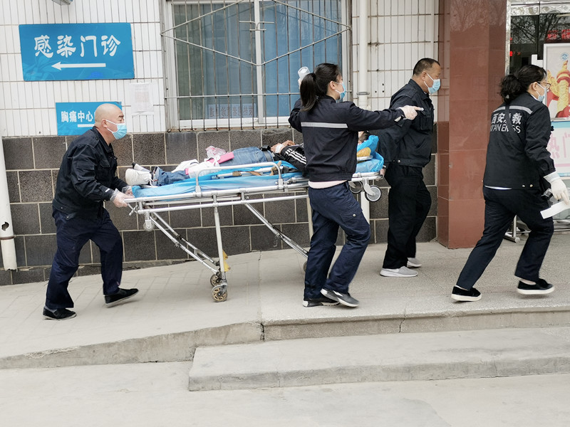 一男子不慎从人行桥上坠落，陕西第四人民医院120分站医护人员紧急出动救援！