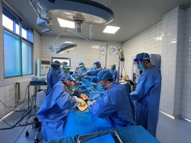 日韩无码
创伤中心全力抢救一名危重多发伤患者