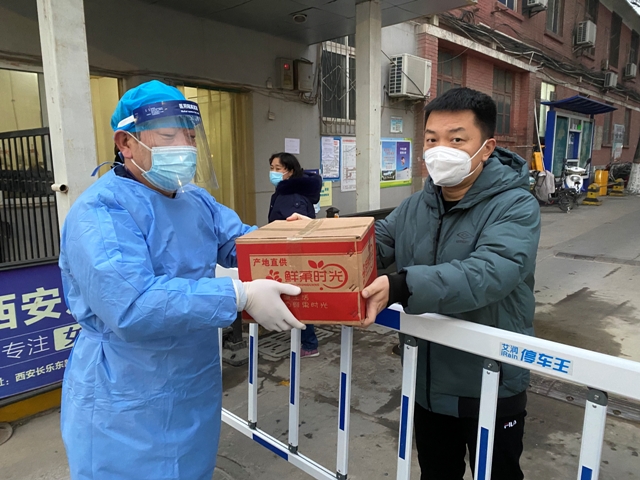 陕西省第四人民医院把关爱送到一线抗疫人员家里