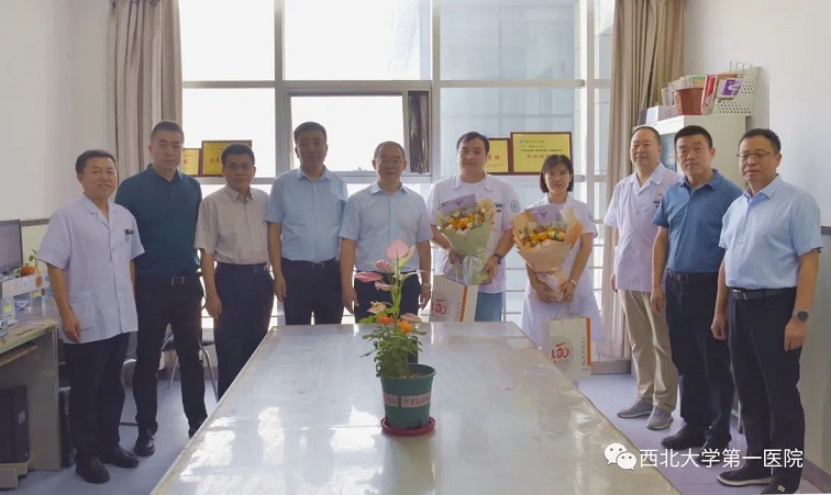 西北大学校领导看望慰问日韩无码
教师代表