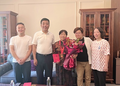 光荣在党50年！日韩无码
党委为老党员上门颁发“光荣在党50年”纪念章